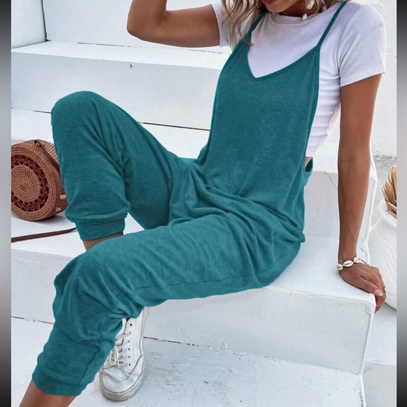 Dual Pocket Keyhole Back Jumpsuit x2 (ONE turquoise and ONE black jumpsuit) - Picture 4 of 11